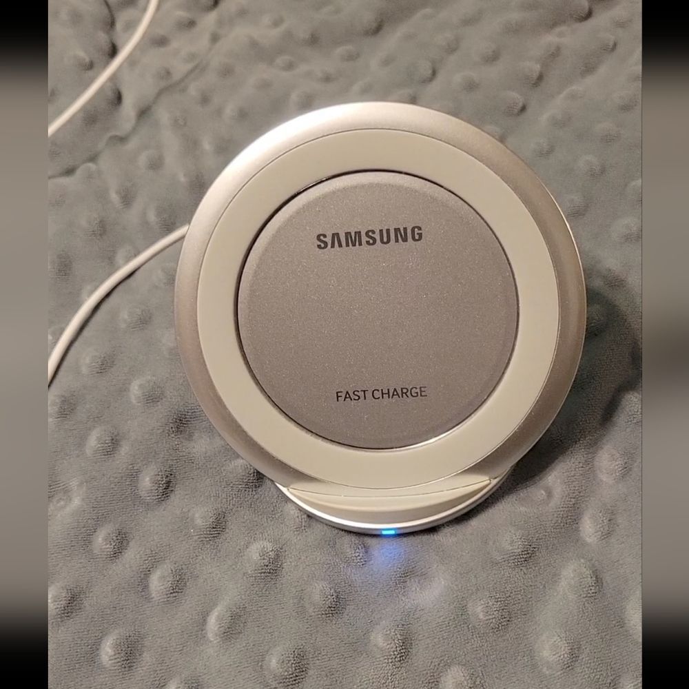 SAMSUNG WIRELESS FAST CHARGING DOCK